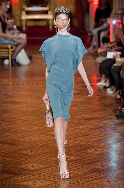 vivienne_westwood_ilkbahar_yaz_2013_defile_moda_elbise (38)