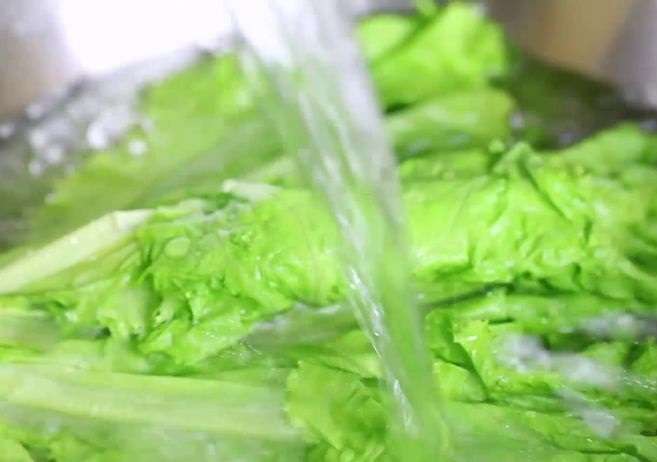 670px-Make-the-Simplest-Lettuce-Salad-Step-1-Version-2