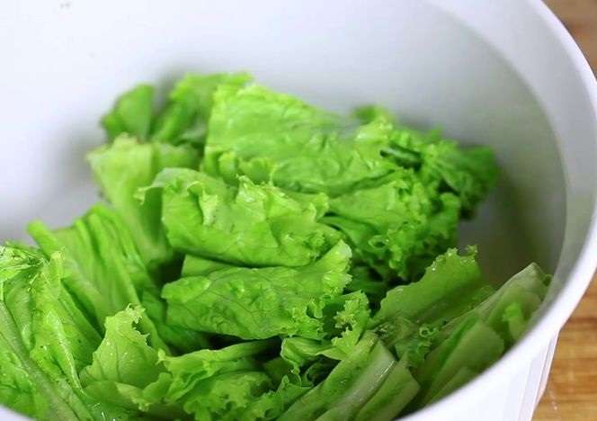670px-Make-the-Simplest-Lettuce-Salad-Step-3-Version-2