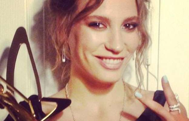 serenay_sarikaya_sac_rengi_ve_modelleri_2015_modasi (5)