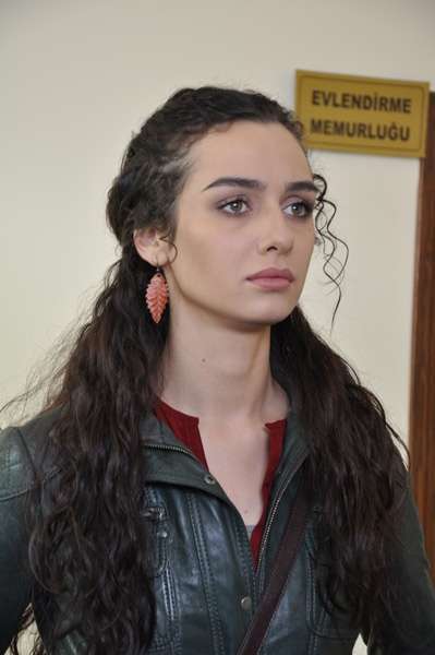 birce_akalay_sac_rengi_ve_modelleri_2015 (2)