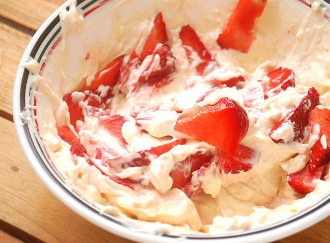 kavanozda_meyveli_cheesecake_resimli_tarif  (5)