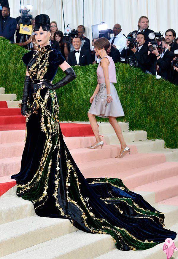 2016_Met_Gala_kirmizi_hali (28)