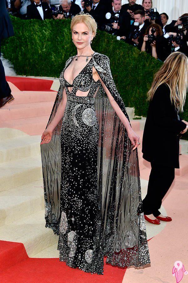 2016_Met_Gala_kirmizi_hali (3)