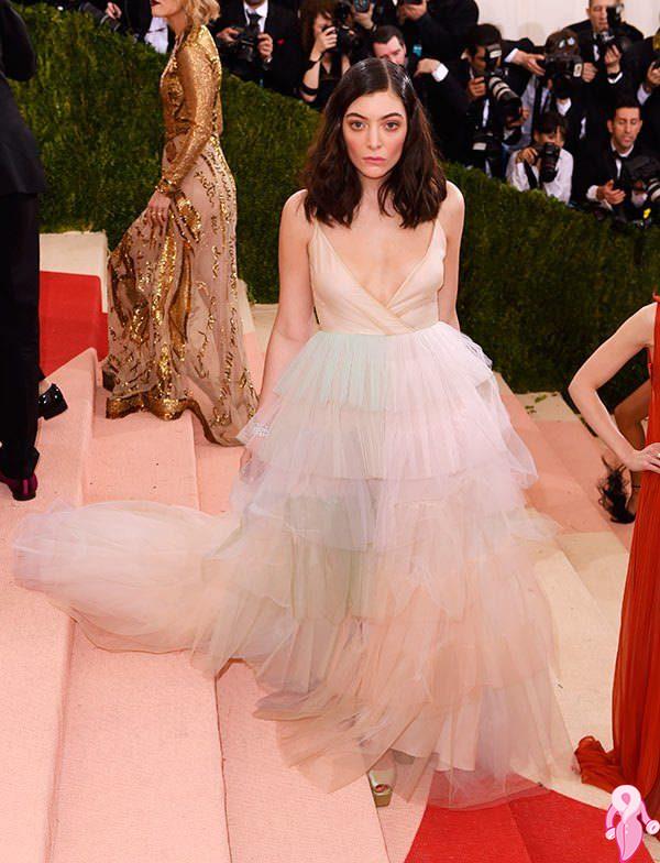 2016_Met_Gala_kirmizi_hali (41)
