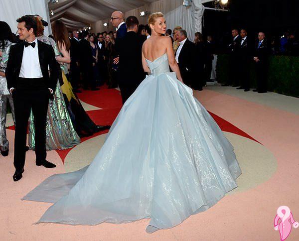 2016_Met_Gala_kirmizi_hali (80)