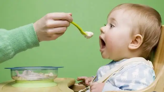 kisin_bebek_nasil_beslenmeli_ek_gida.webp