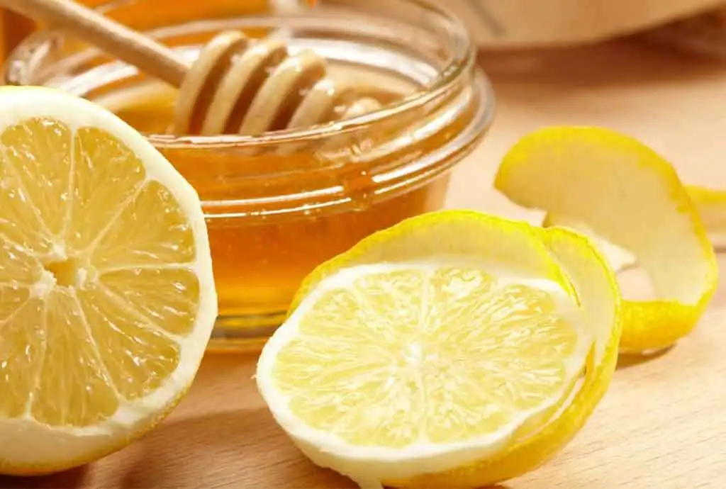 cilt_lekelerini_geciren_bal_limon_maskesi.webp