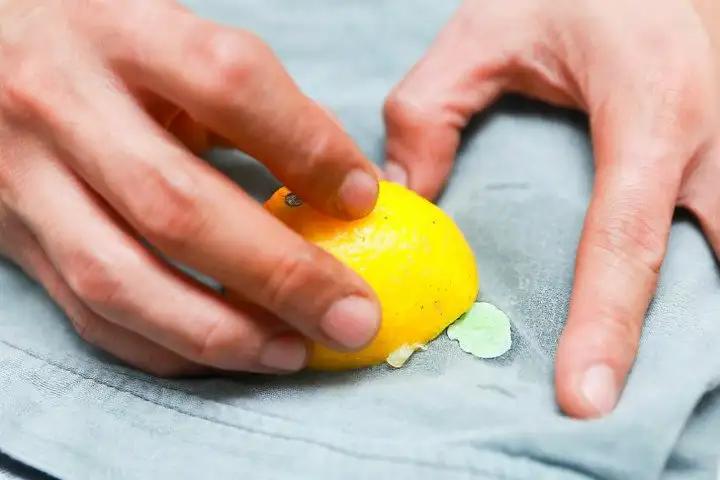 sakiz_lekesi_nasil_cikar_neyle_cikar.webp