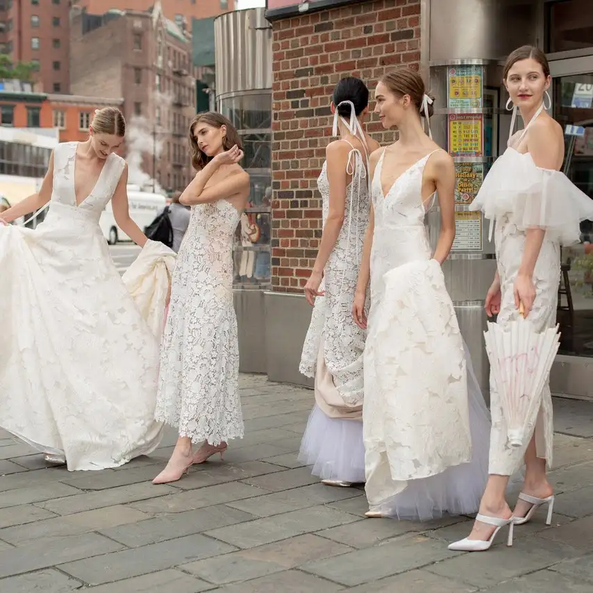 gelinlik_modelleri_2019_trendleri_modasi_dekolteli_dantelli.webp