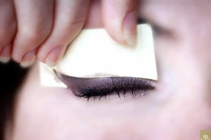 kolay_kuyruklu_eyeliner_nasil_yapilir_adim_adim (3).webp