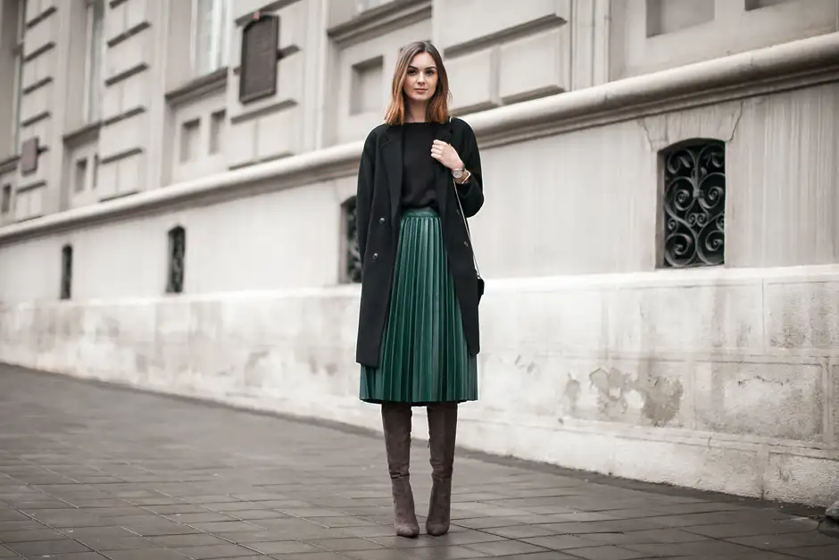 pileli_midi_etek_kombinleri_sokak_modasi_2018 (1).webp