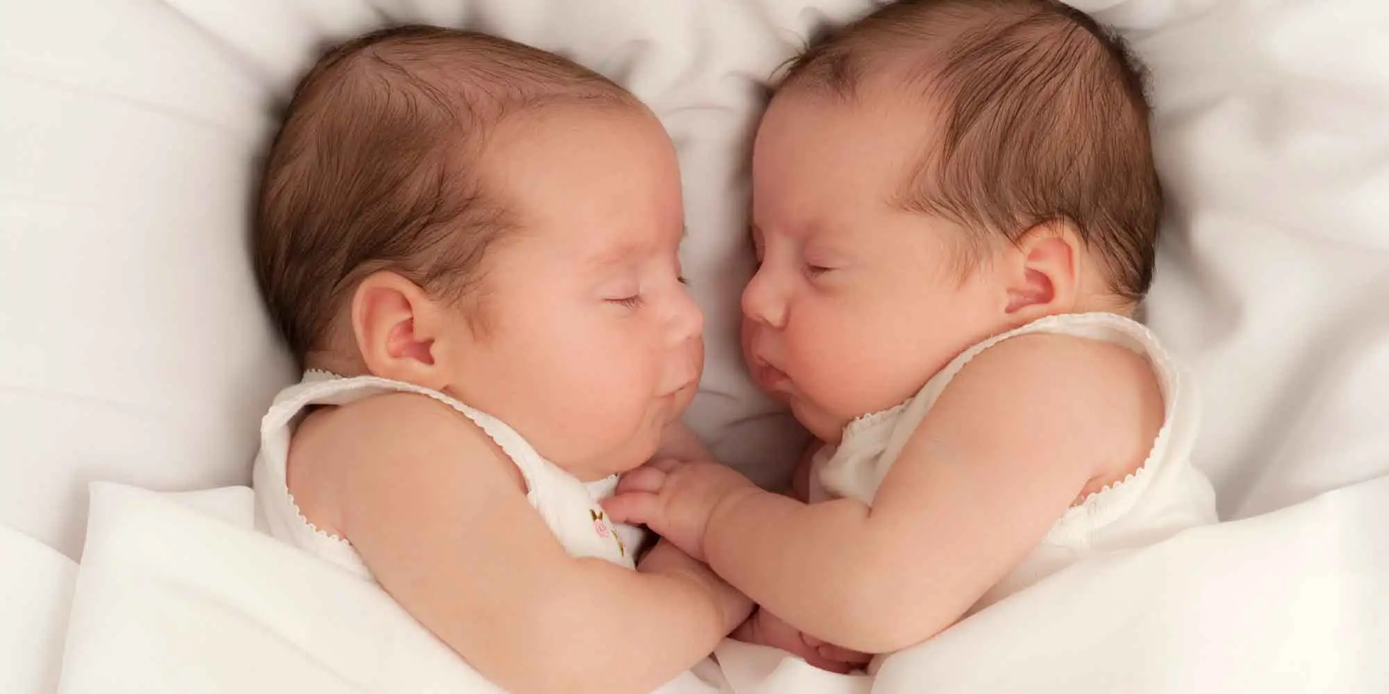 uyumlu_ikiz_bebek_isimleri_2019.webp