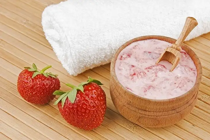 puruzsuz-ve-parlak-bir-cilt-icin-cilek-maskesi.webp