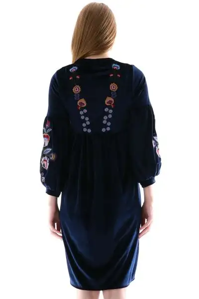 0024311_nakis-detayli-kadife-elbise-lacivert.webp