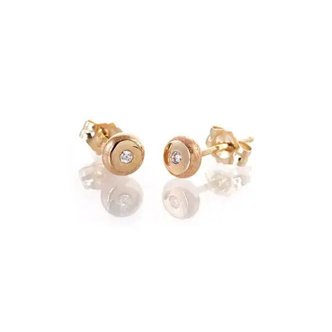 033016-Delicate-jewelry-8.webp