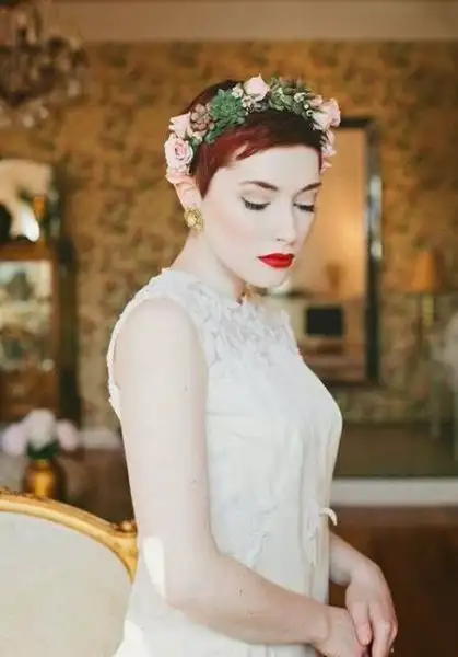 07-a-pixie-haircut-with-a-freshfor-a-romantic-and-sexy-bride.webp