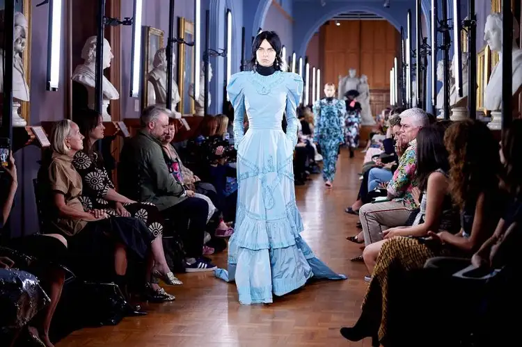 0x0-erdem-ilkbaharyaz-2019-defilesi-1537188733079.webp