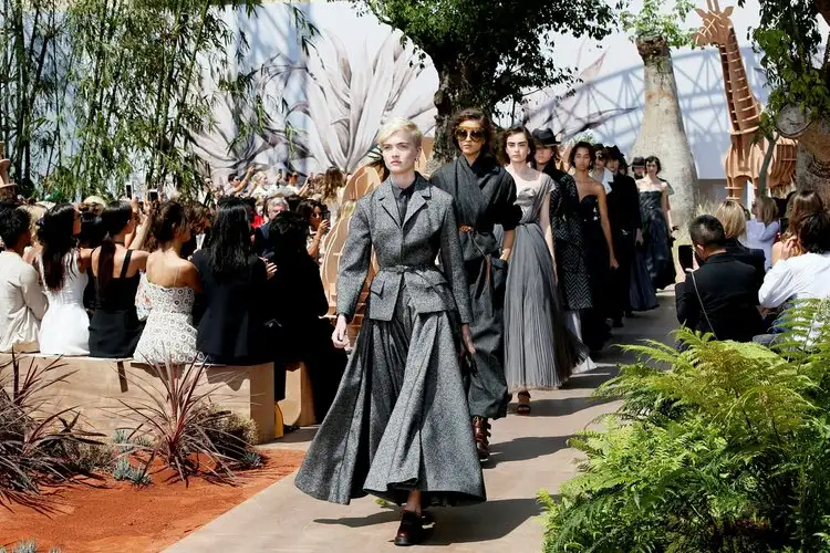 0x0-paris-moda-haftasina-buyuk-ilgi-1499160403374.webp