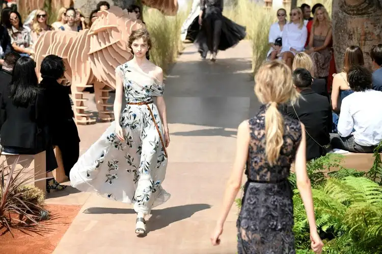 0x0-paris-moda-haftasina-buyuk-ilgi-1499160405026.webp