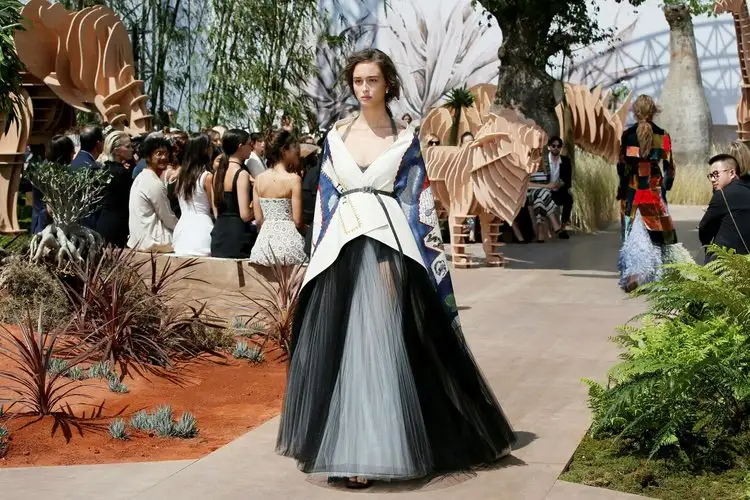 0x0-paris-moda-haftasina-buyuk-ilgi-1499160406095.webp