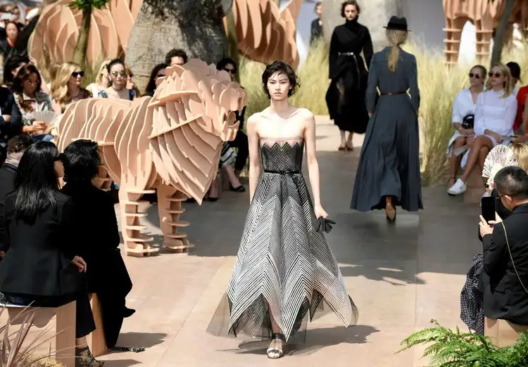 0x0-paris-moda-haftasina-buyuk-ilgi-1499160412778.webp