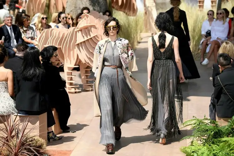 0x0-paris-moda-haftasina-buyuk-ilgi-1499160415323.webp