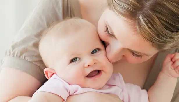 1034-mon-bebe-de-8-mois-ne-veut-etre-que-dans-mes-bras_2.webp