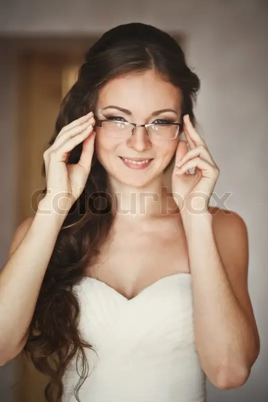 11299622-young-caucasian-bride.webp