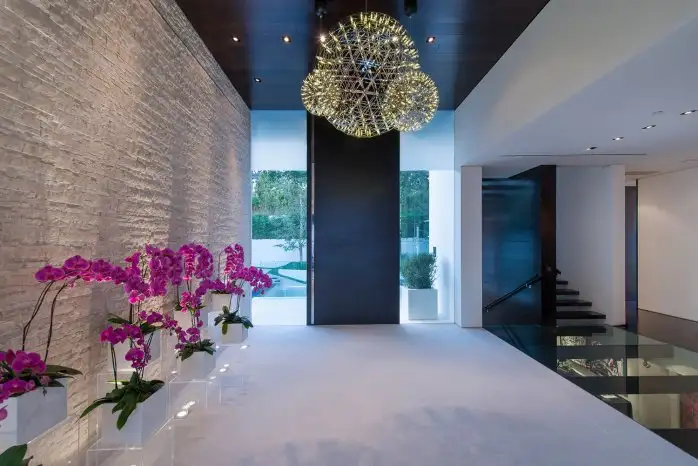 11LaurelWayentry.webp