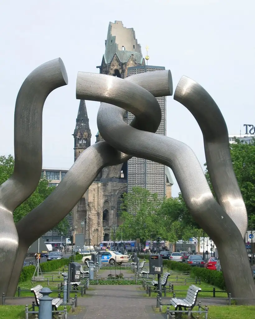 1200px-Berlin_sculpture,_Gedachtniskirche.webp