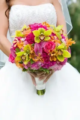 12820575-ramo-de-flores-en-manos-de-una-novia-rosa-naranja-y-verde.webp