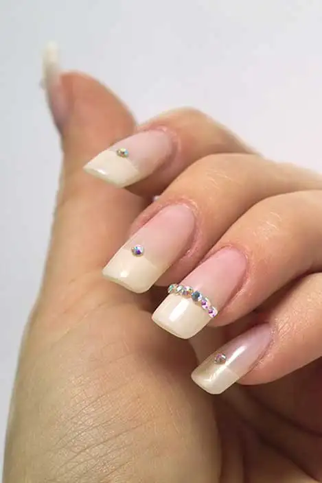 131-wedding-nails.webp