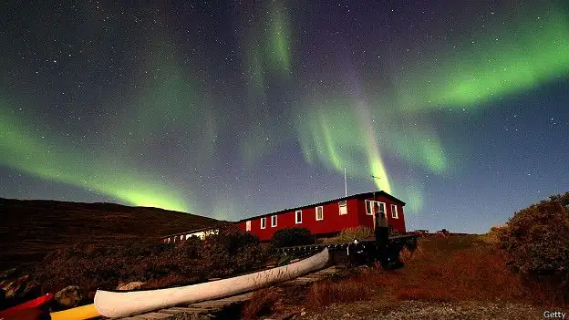 150403115135_polar_northern_lights_624x351_getty.webp