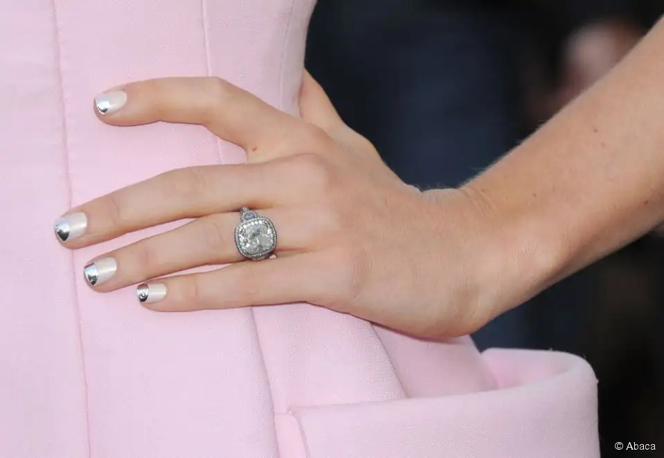 163-use-your-manicure-to-show-off-your-959x0-1.webp