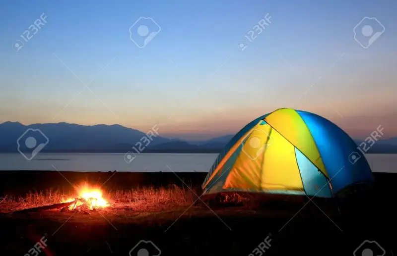 17295708-tent-and-campfire-at-sunset-beside-the-lake-Stock-Photo-camp.webp