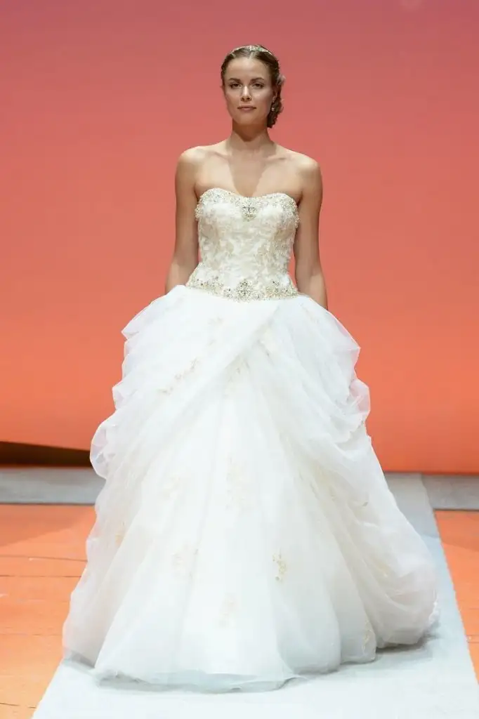 1Alfred-Angelo-Disney-Wedding-Dresses-Fall-2016-02.webp
