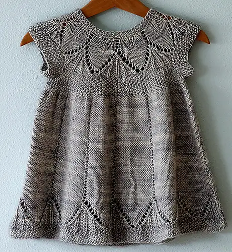 2013-kız-çocuk-örgü-elbise-modeli.webp