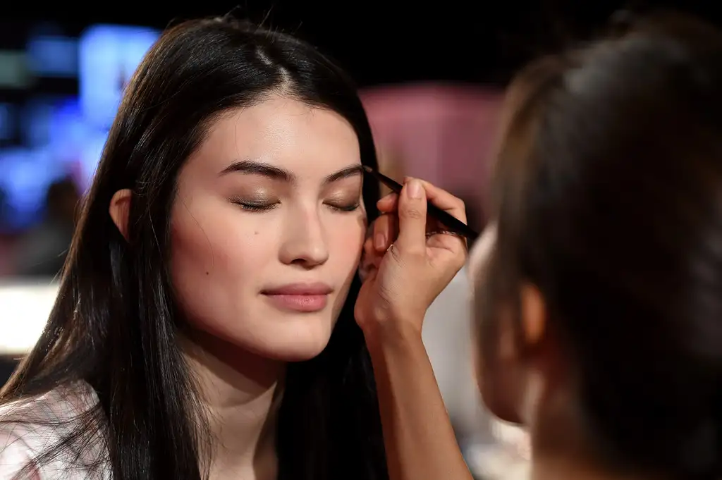 2014_Victoria_Secret_Fashion_Show_Hair_Makeup_wk.webp