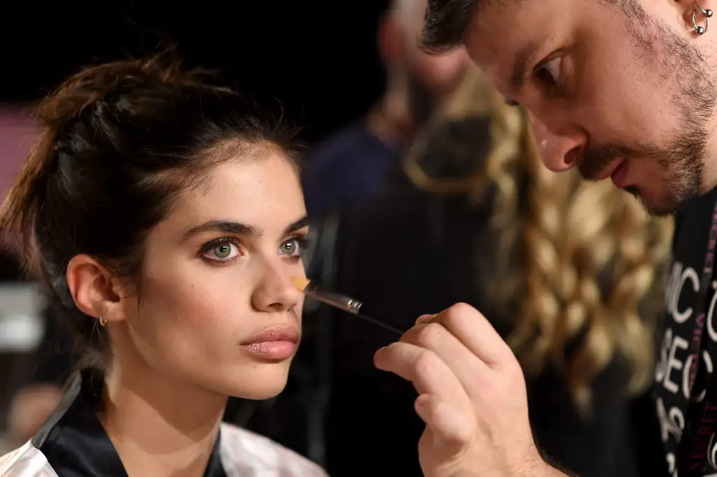 2014_Victoria_Secret_Fashion_Show_Hair_Makeup_Xw.webp