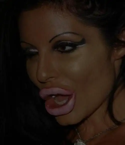 201504220953_funny-big-lips-girl-women-fun-images-pictures-photos-weird-4.webp
