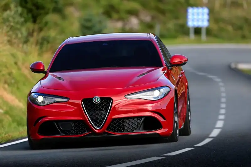 2016-alfa-romeo-giulia-12.webp