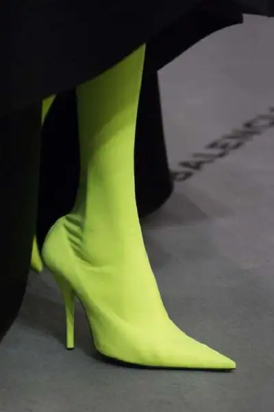2018-neon-renkli-ayakkabi-modeli.webp