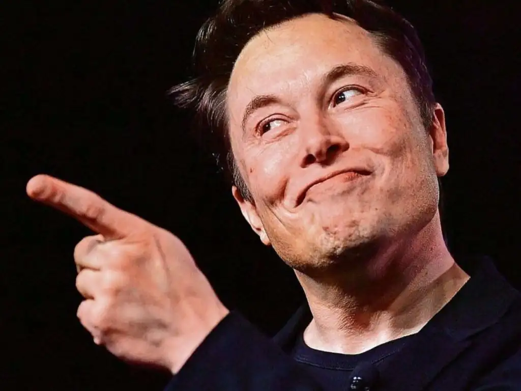 23-31-41-elon-musk-dedo.webp