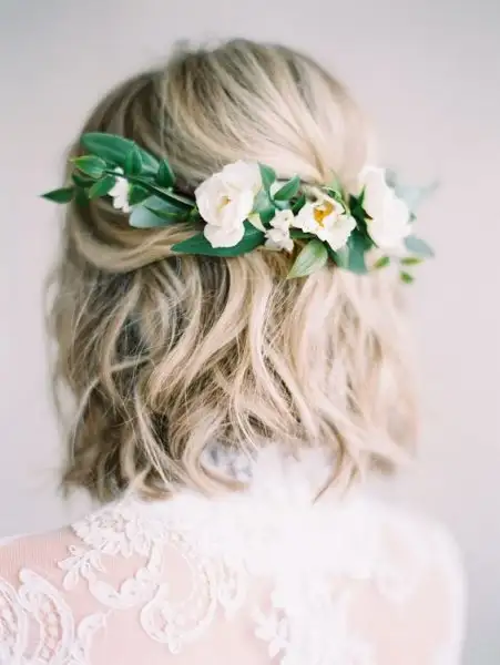 23-a-wavy-hairstyle-with-fresh-whiten-the-back-for-a-romantic-bride.webp