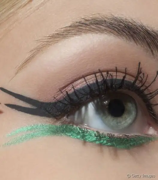 25954-yoksa-sen-sadece-siyah-eyeliner-mi-kulla-585x665-1.webp