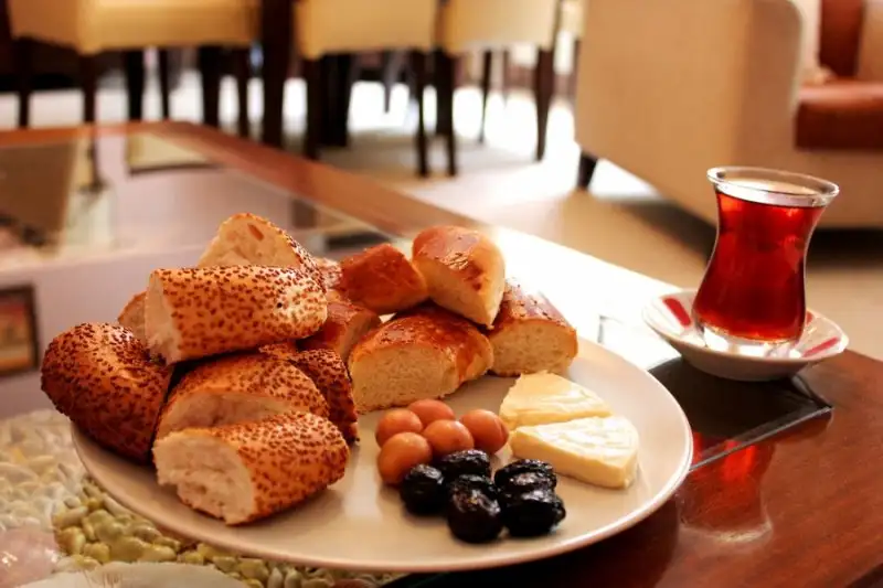 2891332-cay-ve-guzel-arkadaslari.webp
