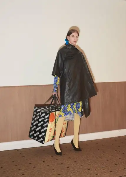 29-balenciaga-resort-2018.webp
