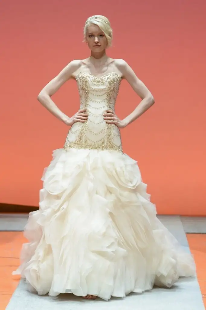 2Alfred-Angelo-Disney-Wedding-Dresses-Fall-2016-01.webp
