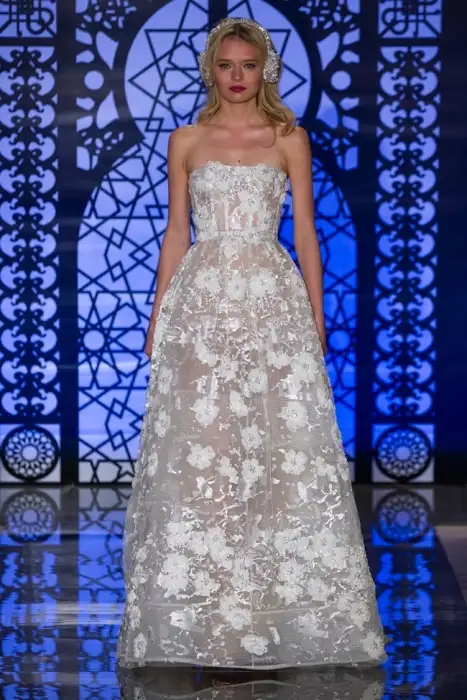 2Reem-Acra-Bridal-Fall-2016-Wedding-Dresses01-500x700.webp